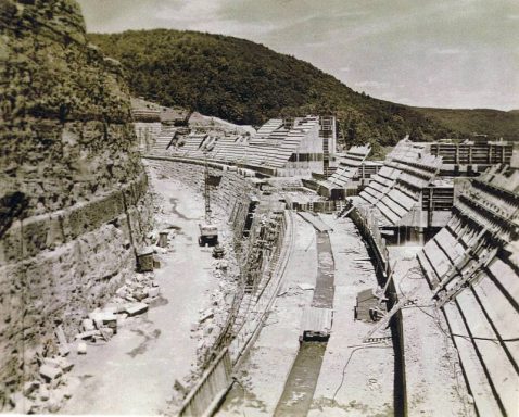 Building the dam and reservoir required detailed and hard labor daily. (Colchester Historical Society)